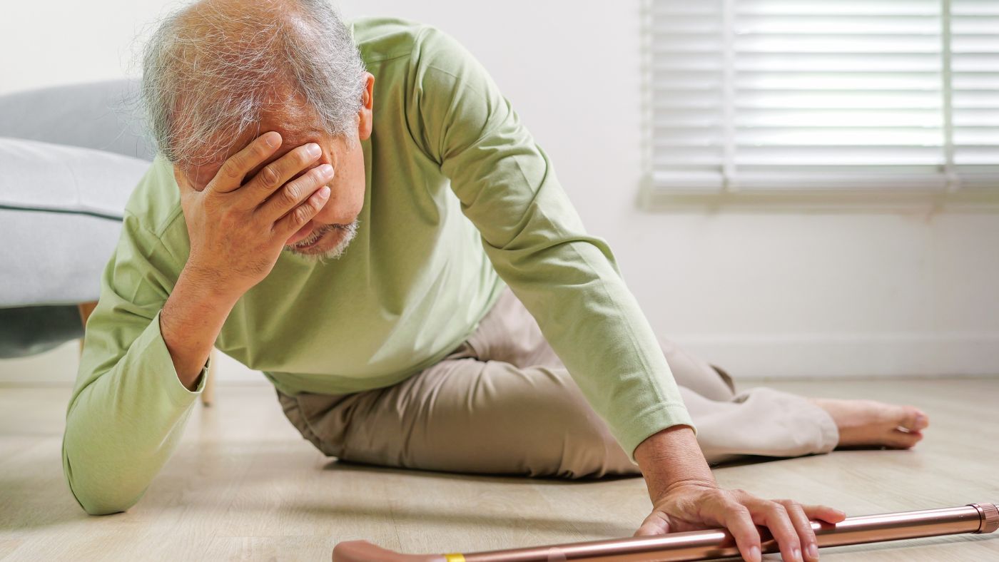 Read more about the article נופלים? לא עוד! טכנולוגיות לבישות מתריעות ומגנות על קשישים